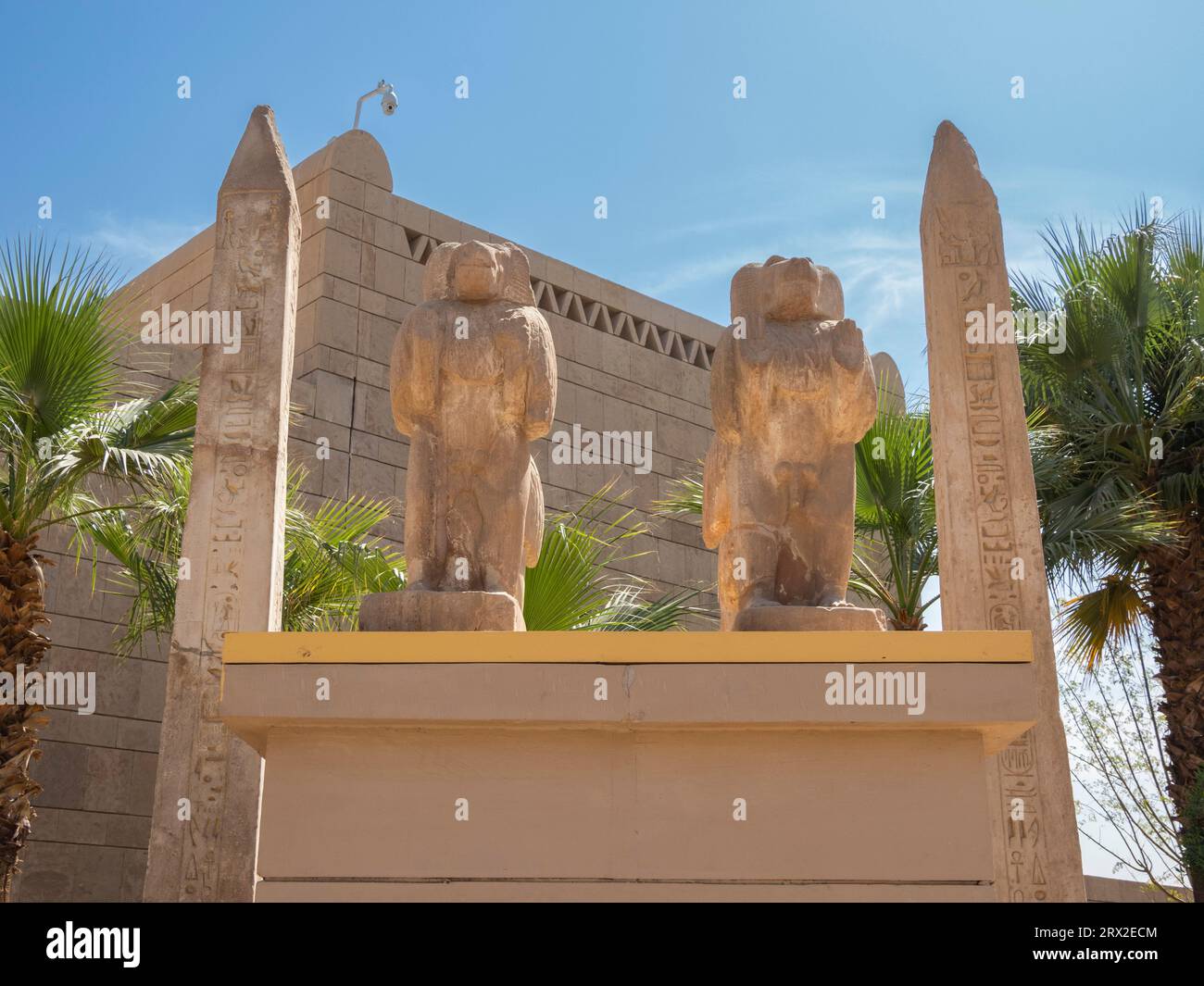 Una vista dell'ingresso al Museo Nubiano nella città di Assuan, Egitto, Nord Africa, Africa Foto Stock