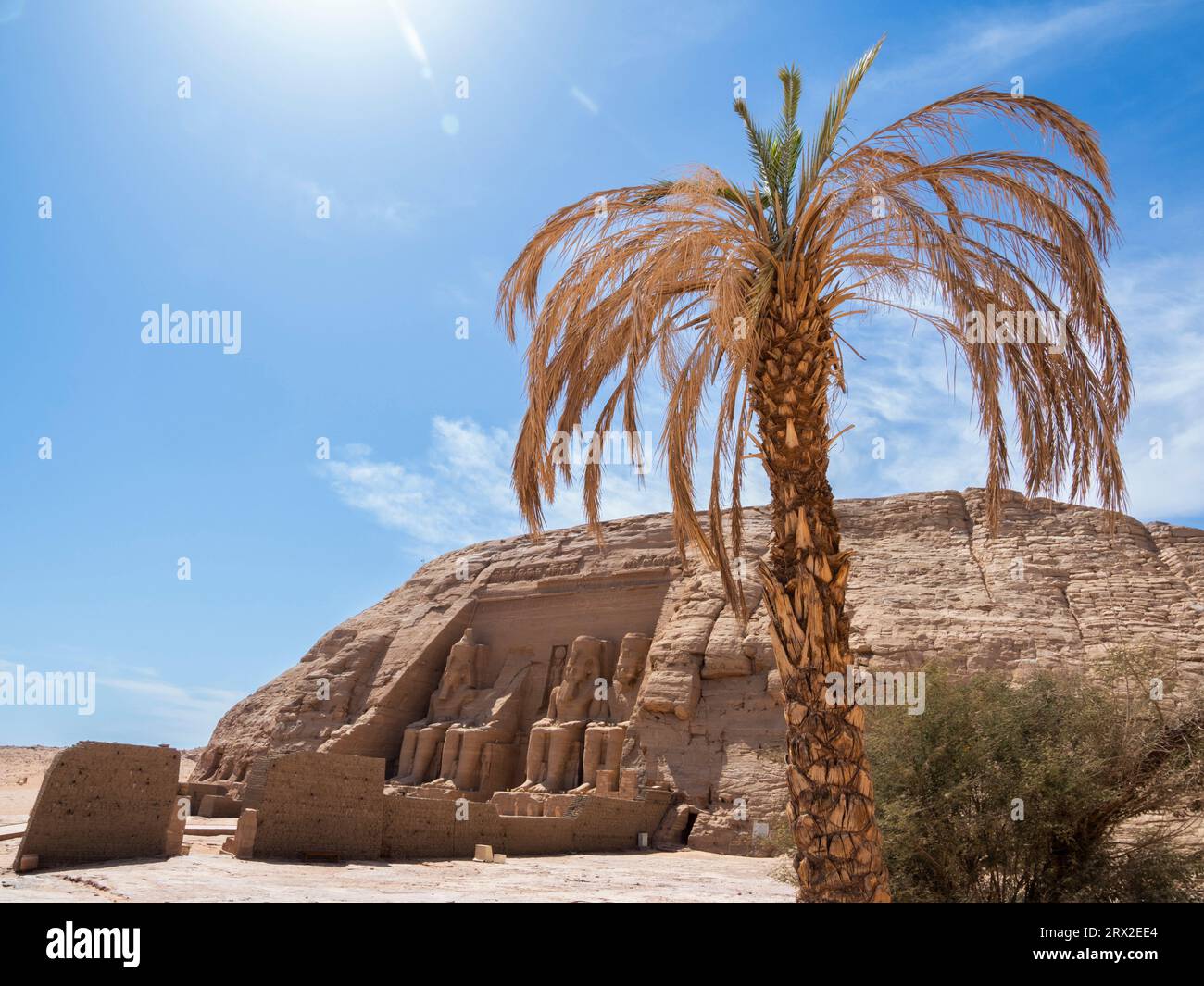 Il grande Tempio di Abu Simbel, con le sue quattro statue colossali di Ramses II (Ramses il grande), alte 20 metri, Abu Simbel, Egitto Foto Stock