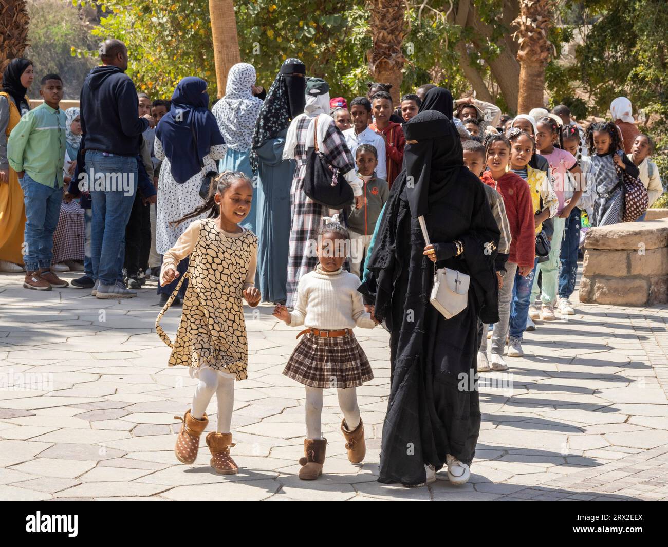 Una classe scolastica viene scortata all'ingresso del Museo Nubiano nella città di Assuan, Egitto, Nord Africa, Africa Foto Stock