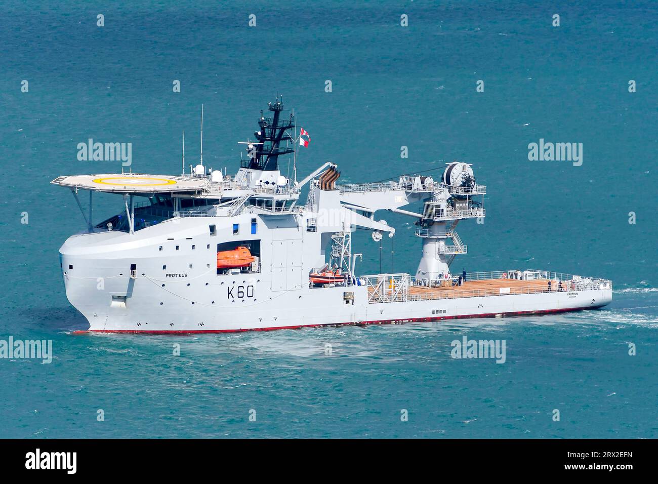 Portland, Dorset, Regno Unito. 22 settembre 2023. L'RFA Proteus salpa verso il porto di Portland nel Dorset dopo il completamento dei lavori di conversione. Questa ex nave commerciale costruita nel 2017, è stata acquistata nel gennaio 2023 per 70 milioni di sterline ed è la prima nave di sorveglianza oceanica multiruolo (MROS) del Regno Unito. È stata acquistata in risposta alle crescenti minacce alle infrastrutture sottomarine critiche. Deve essere nominata formalmente in una cerimonia che si terrà a Londra nel mese di ottobre. Foto: Graham Hunt/Alamy Live News Foto Stock