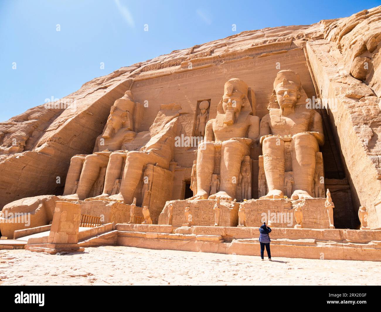 Il grande Tempio di Abu Simbel, con le sue quattro statue colossali di Ramses II (Ramses il grande), alte 20 metri, Abu Simbel, Egitto Foto Stock