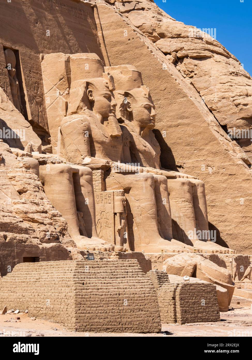 Il grande Tempio di Abu Simbel, con le sue quattro statue colossali di Ramses II (Ramses il grande), alte 20 metri, Abu Simbel, Egitto Foto Stock