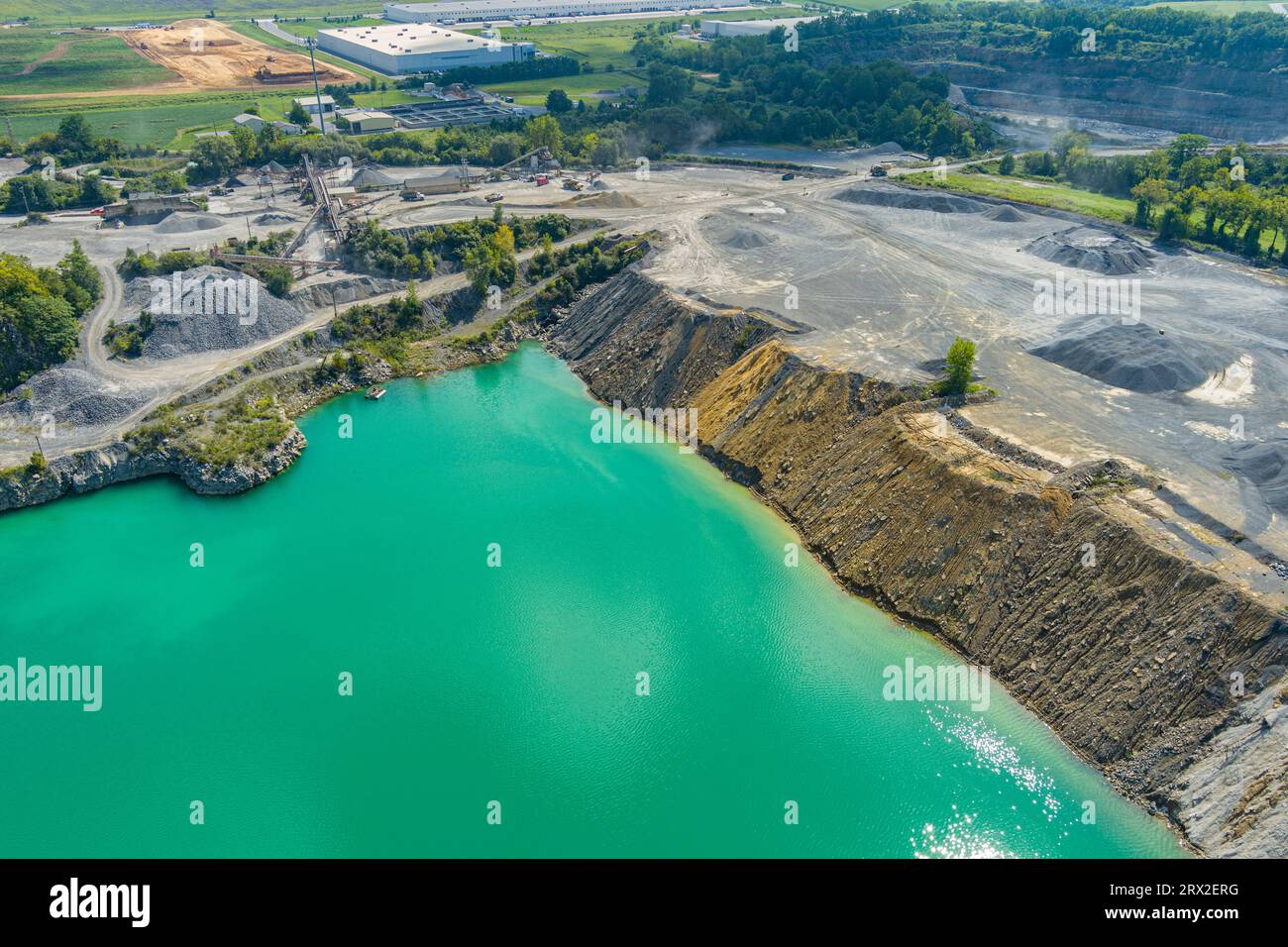 Vista aerea della cava di roccia piena d'acqua, Pennsylvania, USA Foto Stock