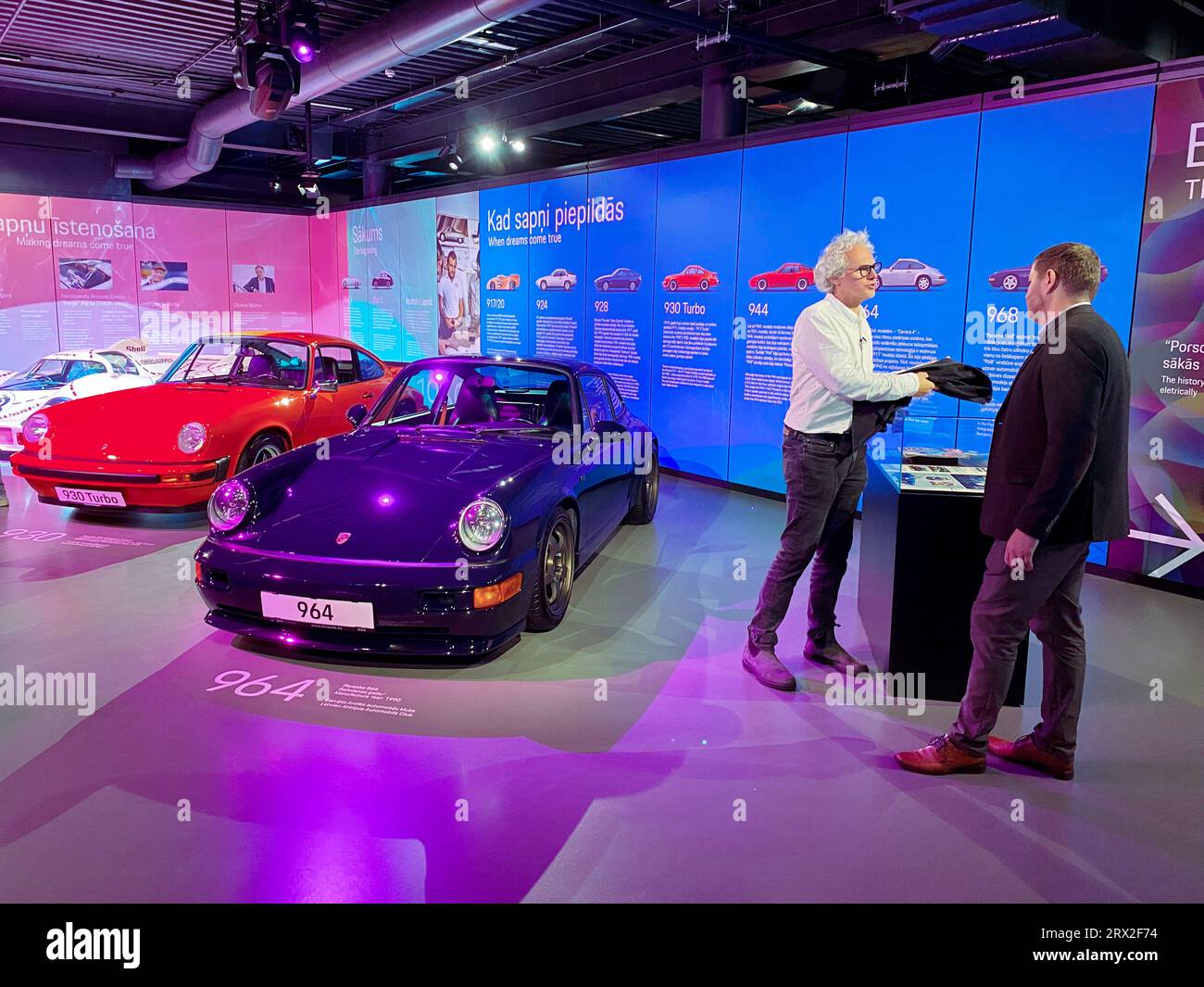 Riga, Lettonia. 21 settembre 2023. Due modelli Porsche sono in mostra speciale. La mostra "il lettone che ha fatto volare i maiali" al Museo dei motori di riga commemora la vita e il lavoro del designer automobilistico nato a riga Anatole Lapine (1930-2012). (A dpa: "Lettonia: Mostra commemora il capo designer di Porsche") credito: Alexander Welscher/dpa/Alamy Live News Foto Stock