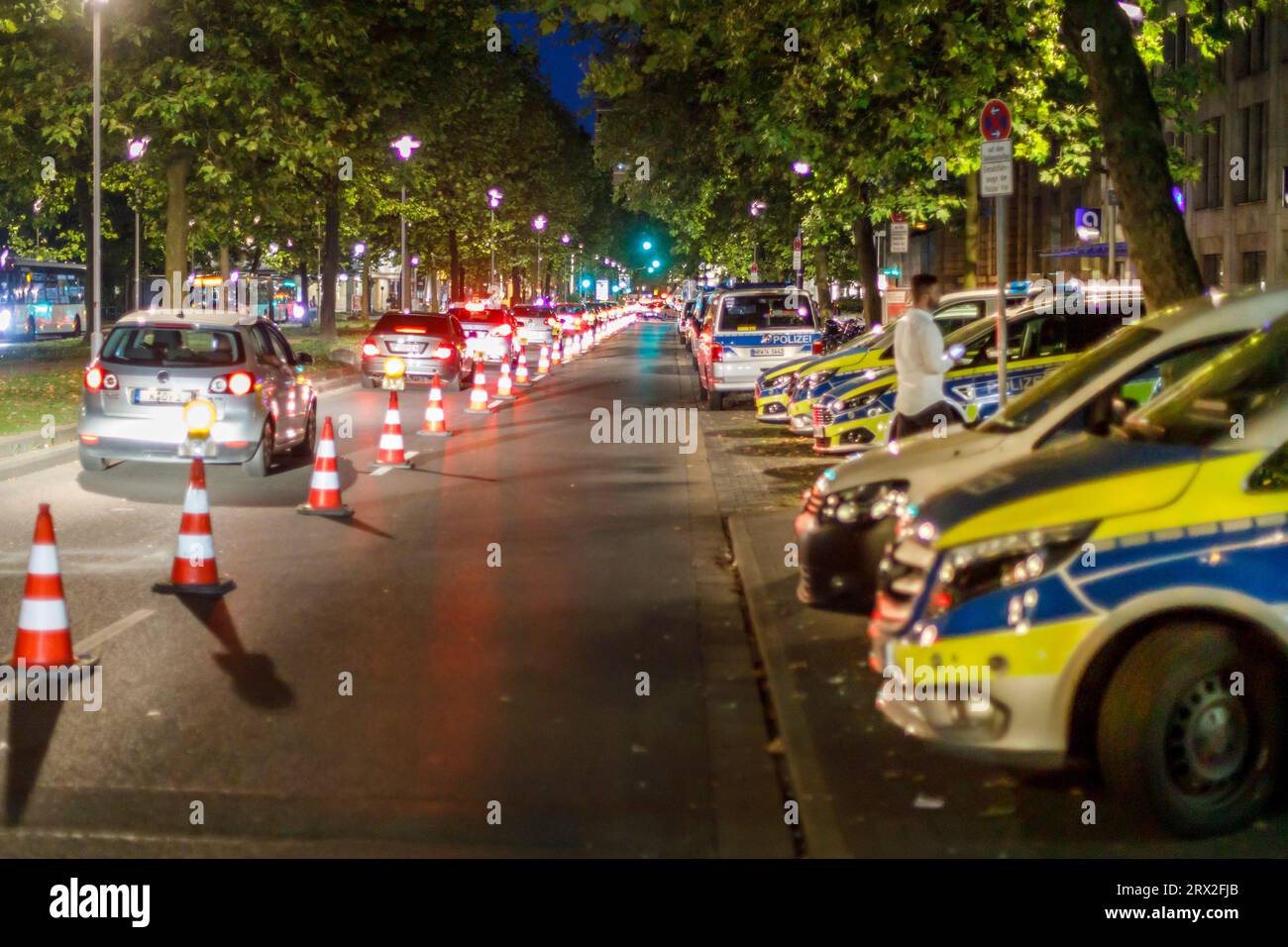 Sicherheitskonzept am Wochenende in der Düsseldorfer Altstadt, Absperrung für Einsatz- und Rettungsfahrzeuge Foto Stock