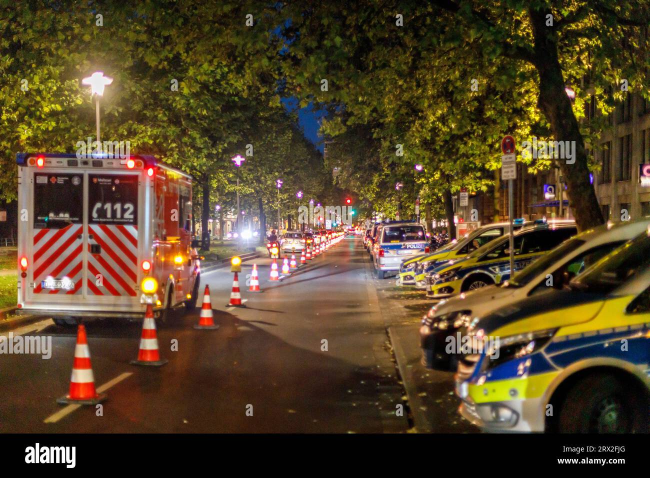Sicherheitskonzept am Wochenende in der Düsseldorfer Altstadt, Absperrung für Einsatz- und Rettungsfahrzeuge Foto Stock