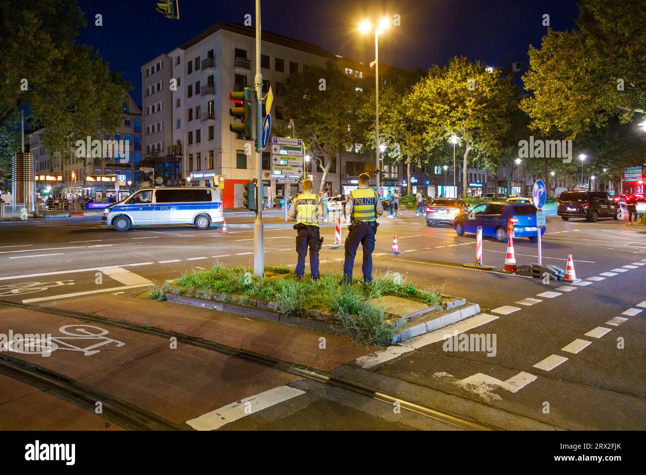 Sicherheitskonzept am Wochenende in der Düsseldorfer Altstadt, Absperrung für Einsatz- und Rettungsfahrzeuge Foto Stock