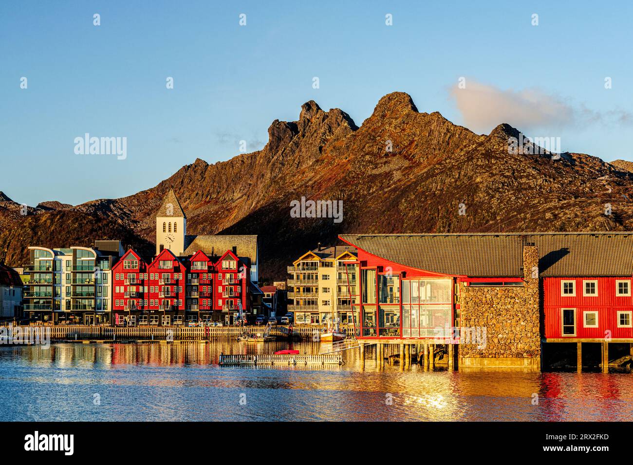 Case multicolori all'alba, Svolvaer, Isole Lofoten, Nordland, Norvegia, Scandinavia, Europa Foto Stock