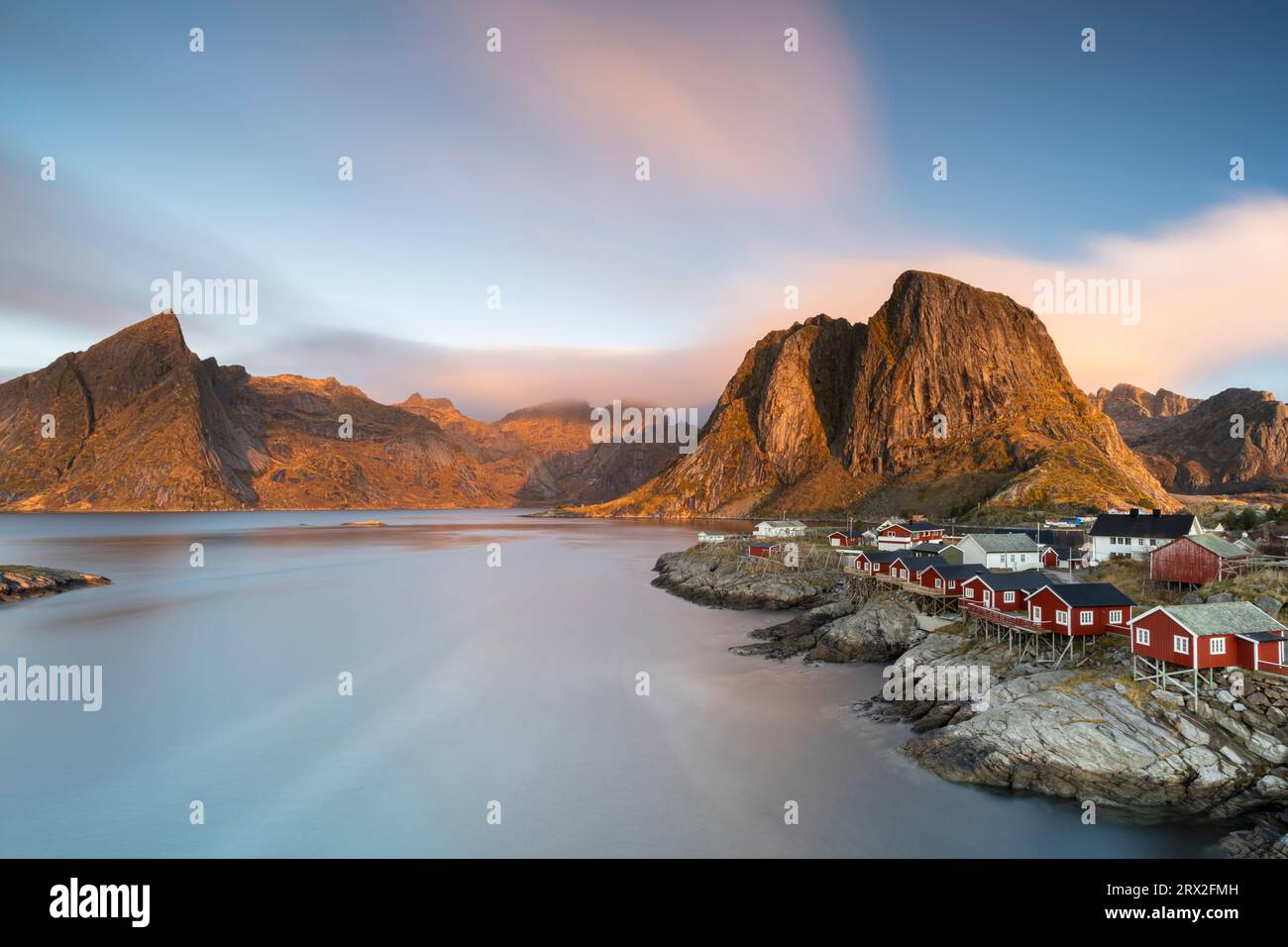 Cabine di Rorbu all'alba, Hamnoy, Reine, Isole Lofoten, Nordland, Norvegia, Scandinavia, Europa Foto Stock