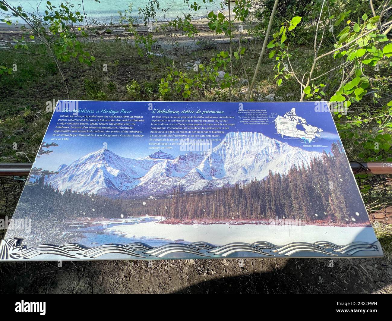 Il cartello informativo vicino alle splendide cascate Athabasca nel parco nazionale di Jasper, vicino a Jasper, AB Canada. Foto Stock