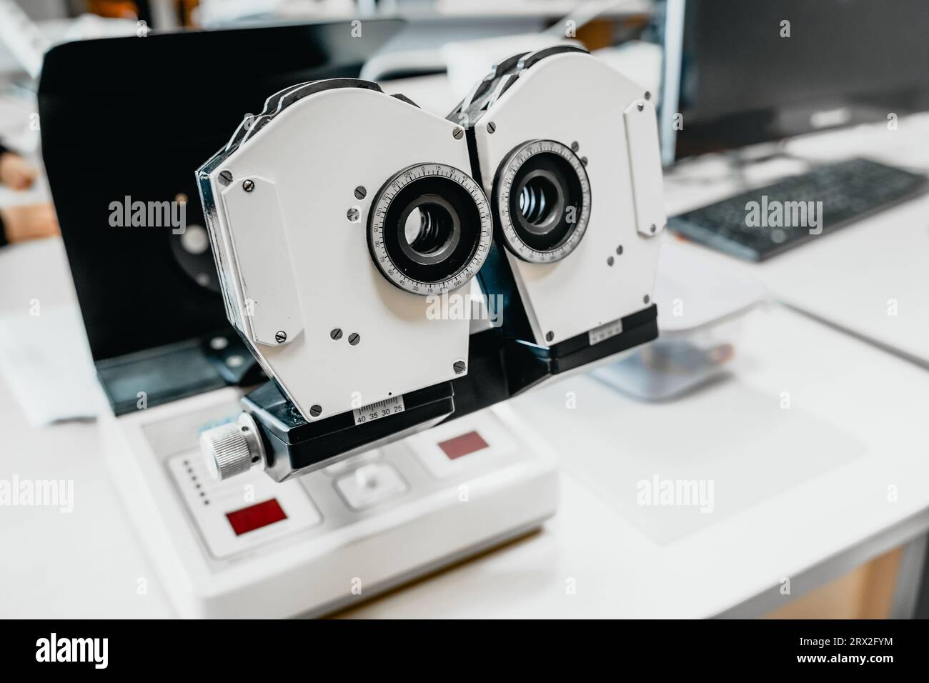 Apparecchiature laser hardware per il trattamento della visione dei bambini. Dispositivo di laboratorio, ufficio medico in ospedale. Acuità visiva, miglioramento dello strabismo. Sci avanzato Foto Stock