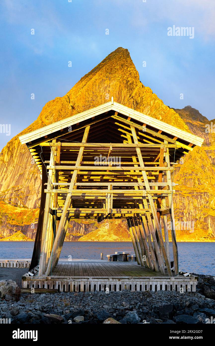 Razze da pesca che si affacciano sul mare freddo con la cima del monte Olstind sullo sfondo, Sakrisoy, Reine, Isole Lofoten, Nordland, Norvegia, Scandinavia Foto Stock