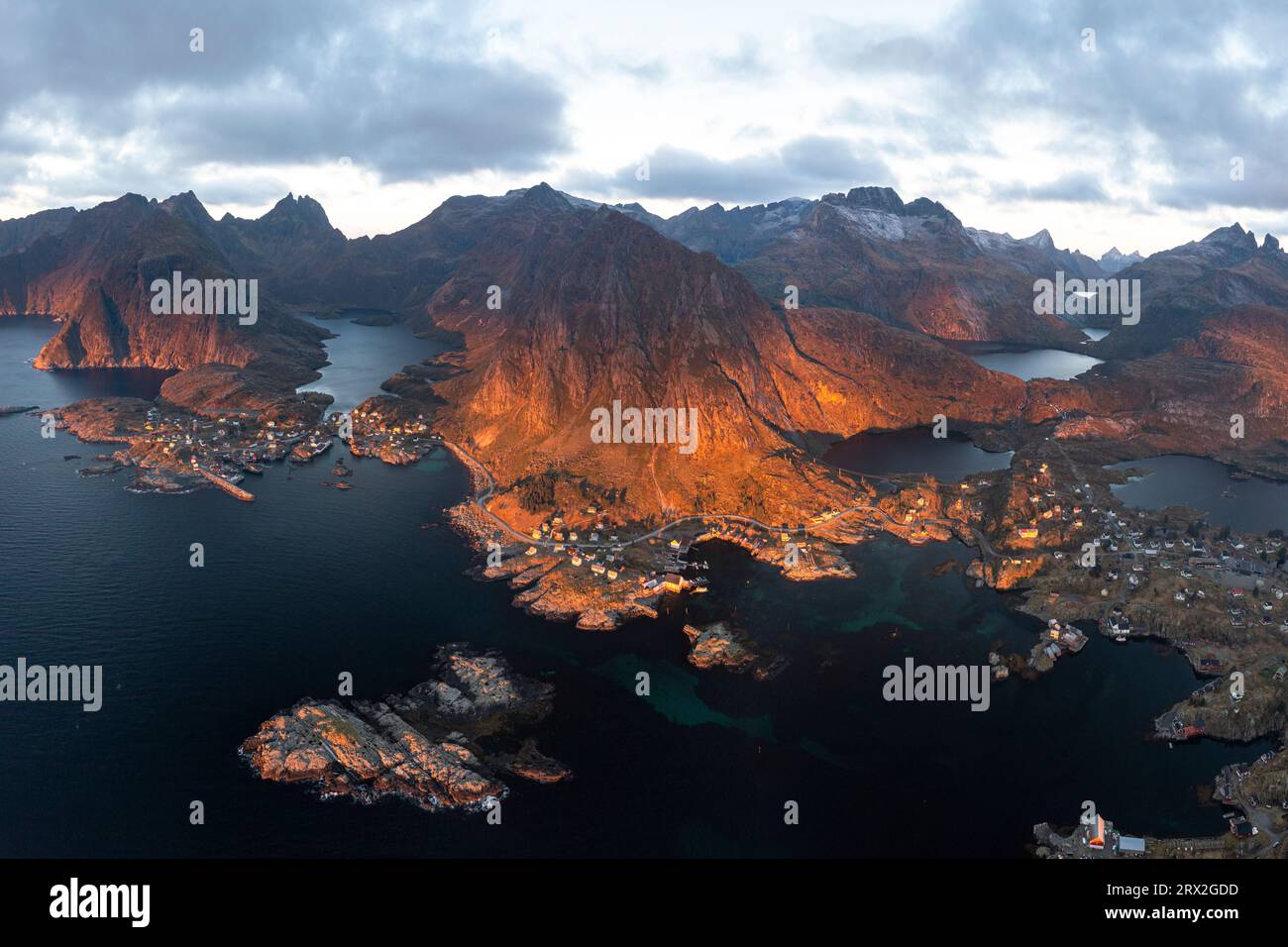 Vista aerea panoramica delle montagne che circondano i villaggi costieri di Tind e A i Lofoten, le isole Lofoten, Nordland, Norvegia, Scandinavia, Europa Foto Stock