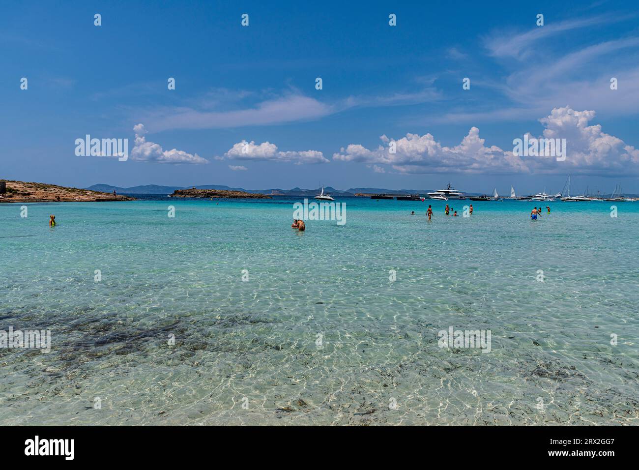 Spiaggia di sabbia bianca, Platja de Ses Illetes, Formentera, Isole Baleari, Spagna, Mediterraneo, Europa Foto Stock