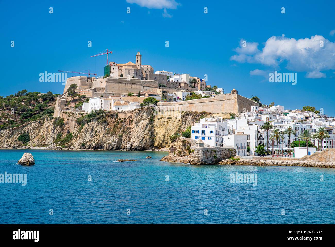 La città vecchia di Ibiza con il suo castello visto dal porto, sito patrimonio dell'umanità dell'UNESCO, Ibiza, le Isole Baleari, la Spagna, il Mediterraneo, Europa Foto Stock