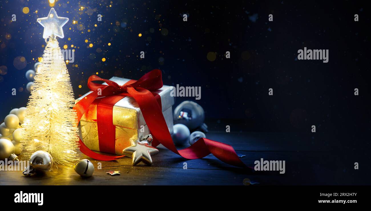 Albero di Natale e regali di Natale. Banner di Natale o biglietto d'auguri design Foto Stock