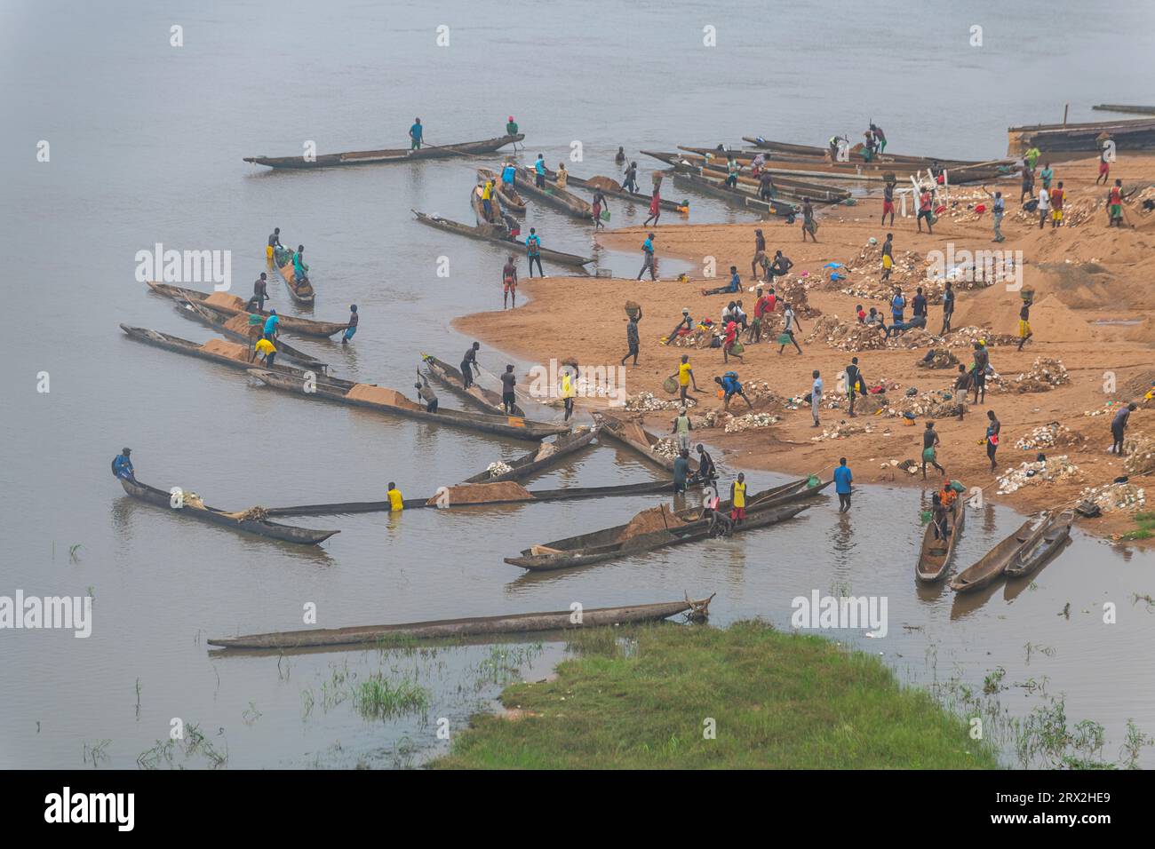 Vita fluviale sul fiume Ubangi, Bangui, Repubblica Centrafricana, Africa Foto Stock