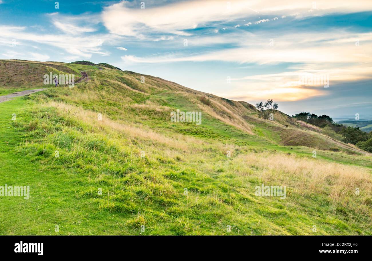Sentiero che conduce, giù verso i Malverns, dalla cima del forte collinare dell'età del ferro, situato in cima all'Herefordshire Beacon. Foto Stock