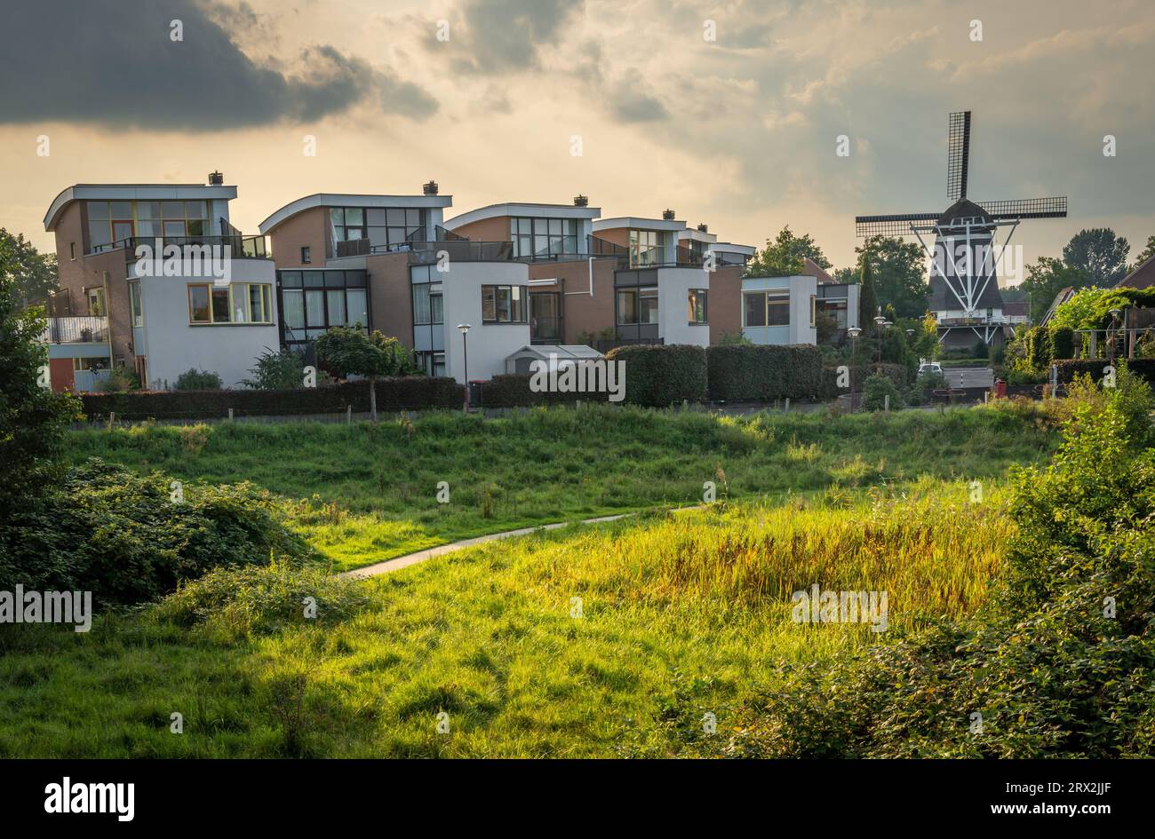 Paesaggio urbano di Hardenberg, quartiere residenziale con tradizionale mulino a vento olandese visto dalle rive del fiume Vecht Foto Stock