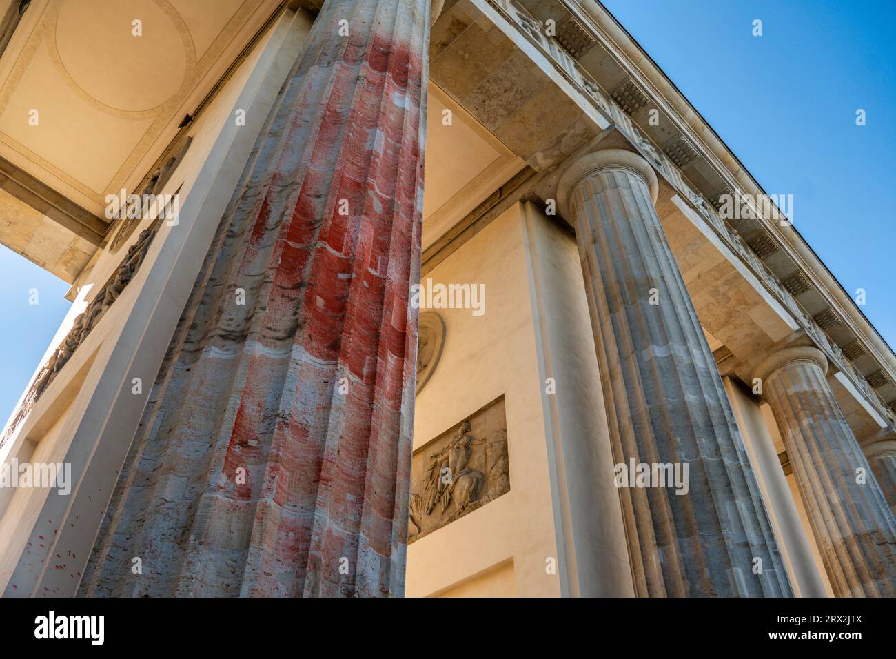 Farbanschlag von Klimaaktivisten der letzten Generation AM 17.09.2023 auf das Brandenburger Tor mit Sprühfarbe. Die erste Reinigung des empfindlichen Foto Stock