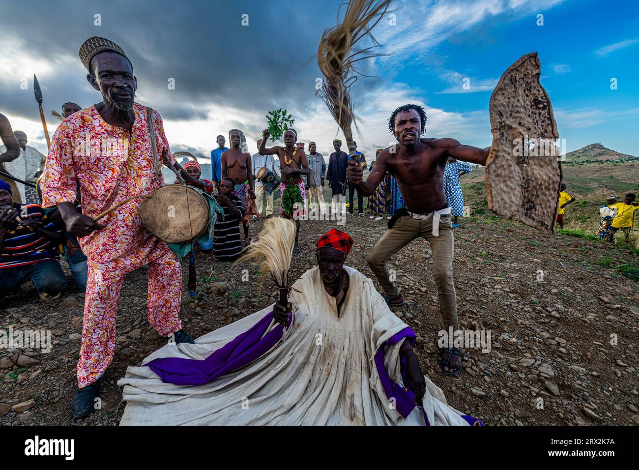 Popolo tribale Kapsiki che pratica una danza tradizionale, Rhumsiki, Mandara Mountains, far North province, Camerun, Africa Foto Stock