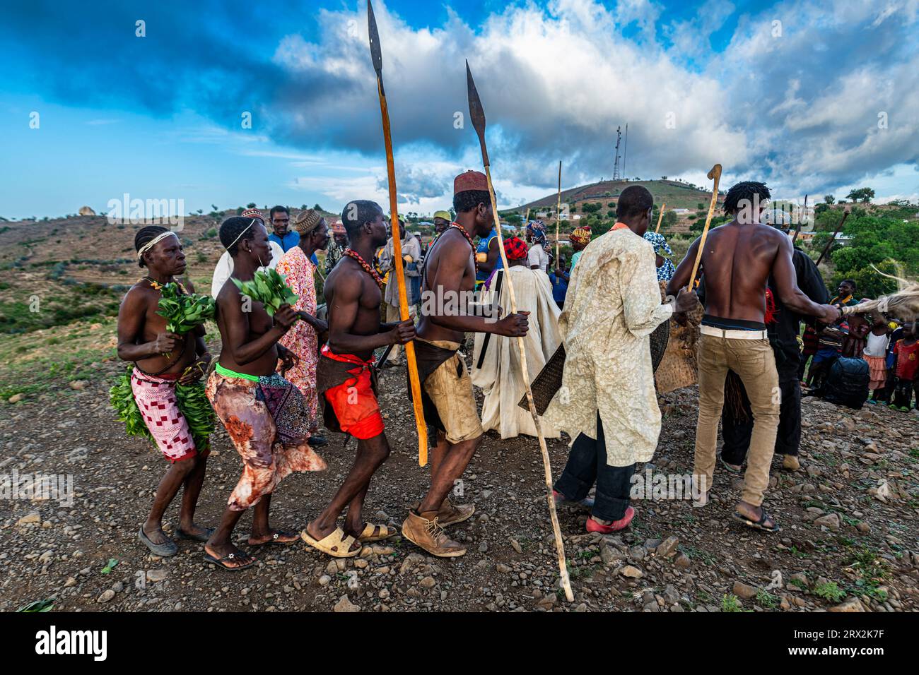 Popolo tribale Kapsiki che pratica una danza tradizionale, Rhumsiki, Mandara Mountains, far North province, Camerun, Africa Foto Stock