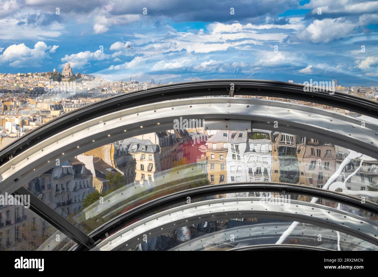 La basilica del Sacro cuore-Cœur de Montmartre (la basilica del Sacro cuore) vista attraverso i tunnel a scala mobile all'esterno del Pom Foto Stock