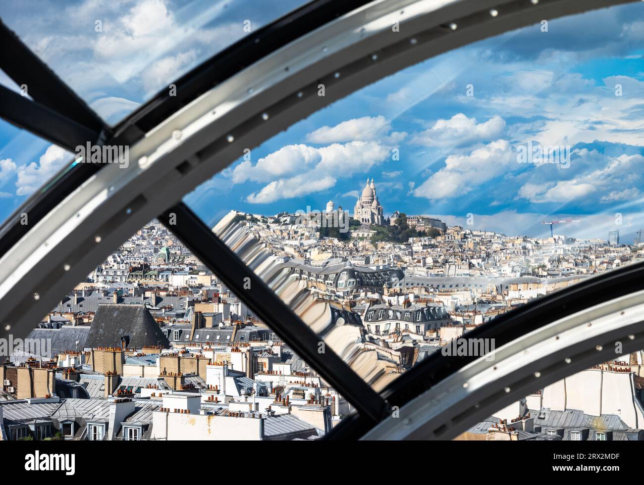 La basilica del Sacro cuore-Cœur de Montmartre (la basilica del Sacro cuore) vista attraverso i tunnel a scala mobile all'esterno del Pom Foto Stock