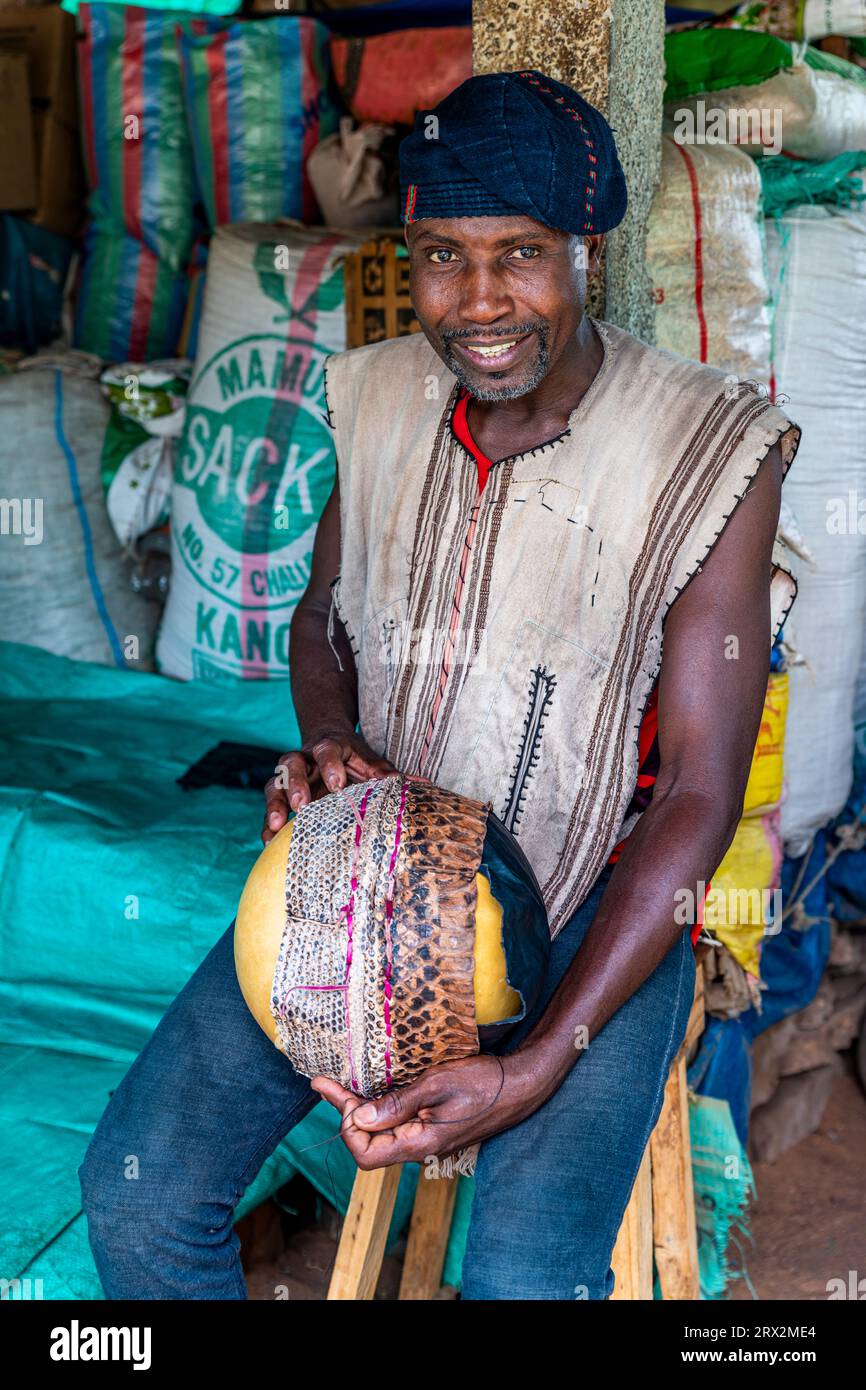 Uomo che crea un cappello da serpente, mercato della medicina tradizionale, Garoua, Camerun settentrionale, Africa Foto Stock