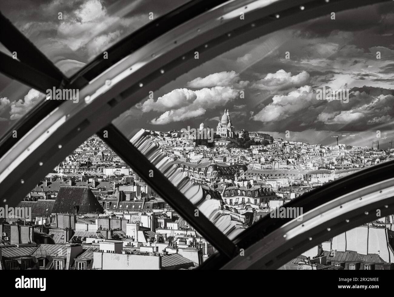 La basilica del Sacro cuore-Cœur de Montmartre (la basilica del Sacro cuore) vista attraverso i tunnel a scala mobile all'esterno del Pom Foto Stock