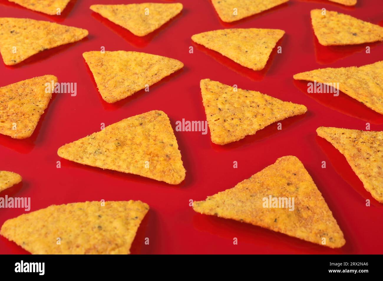 Schema di chip di tortilla su sfondo rosso. Foto Stock