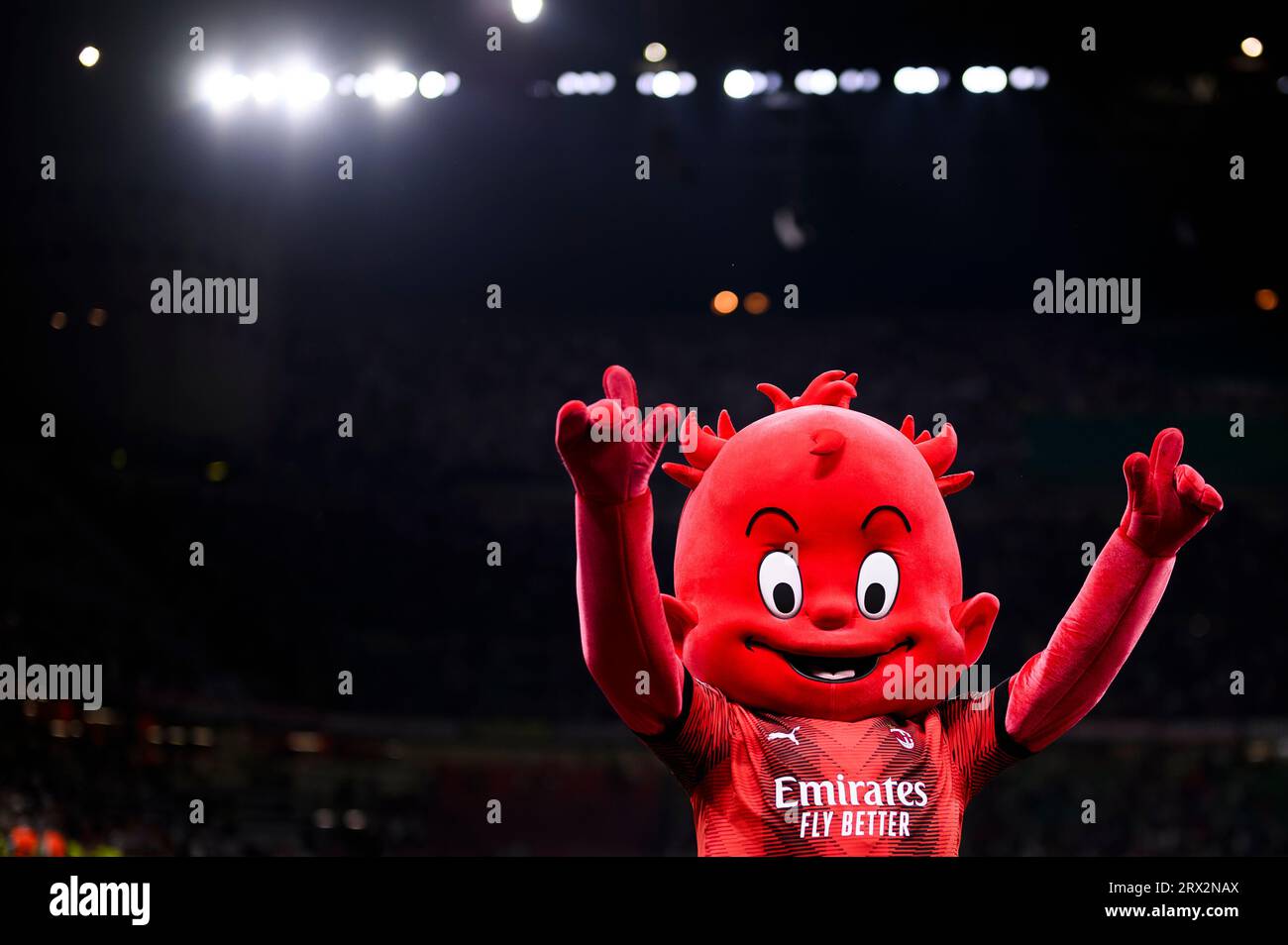 Milanello, la mascotte del diavolo del Milan, si presenta al termine della partita di UEFA Champions League tra il Milan e il Newcastle United FC. Foto Stock