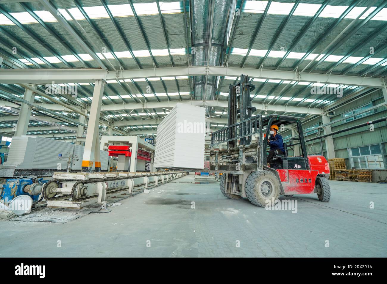 Contea di Luannan, Cina - 13 ottobre 2022: I lavoratori trasportano nuovi materiali edili con carrelli elevatori a forche - pannelli divisori leggeri, contea di Luannan, Hebe Foto Stock