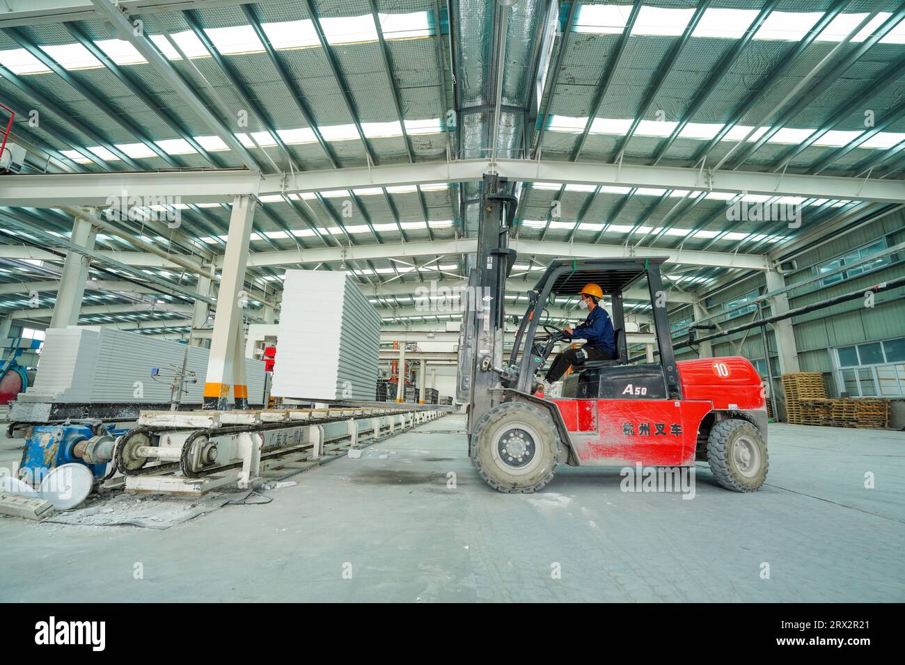 Contea di Luannan, Cina - 13 ottobre 2022: I lavoratori trasportano nuovi materiali edili con carrelli elevatori a forche - pannelli divisori leggeri, contea di Luannan, Hebe Foto Stock