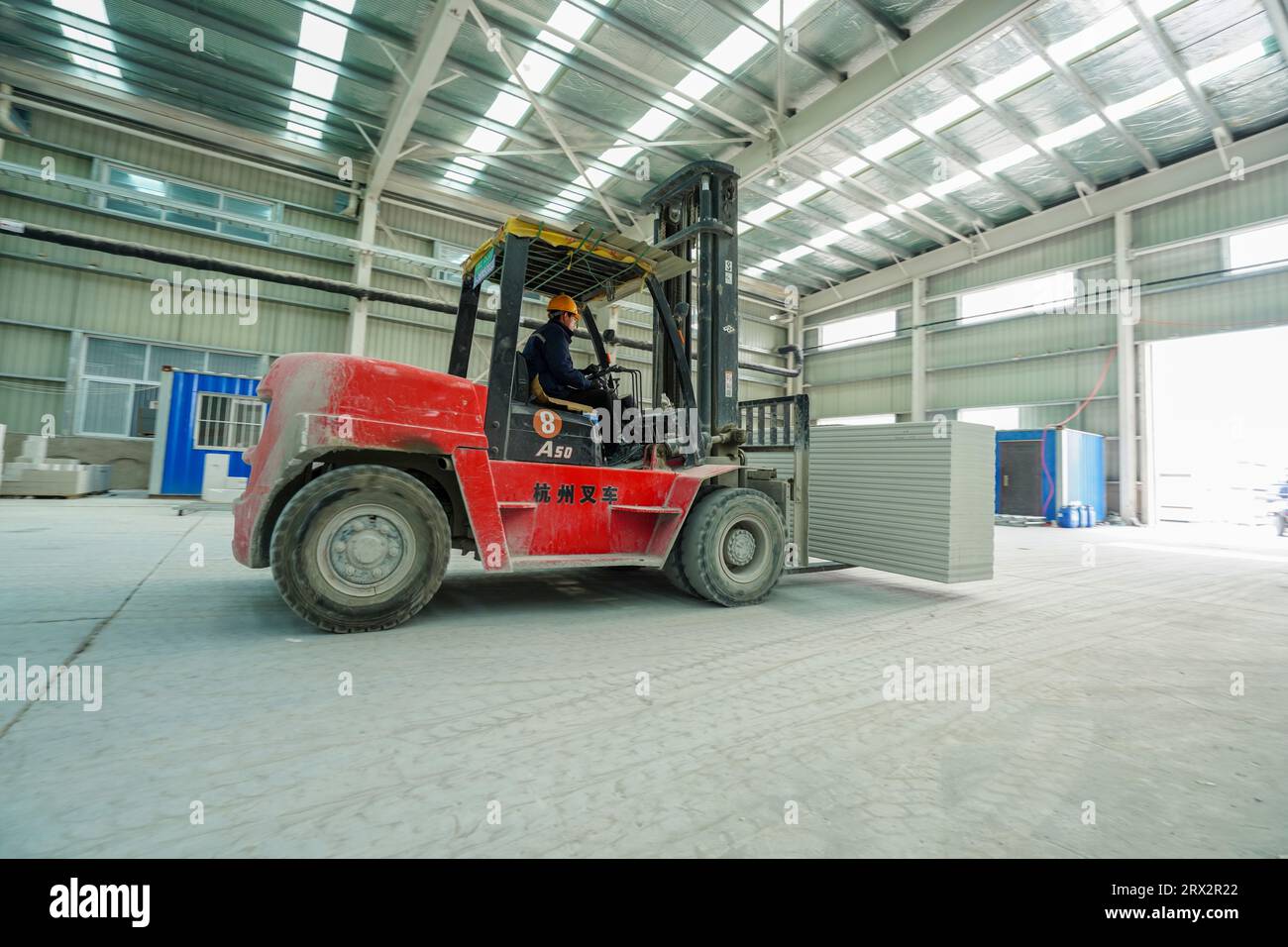 Contea di Luannan, Cina - 13 ottobre 2022: I lavoratori trasportano nuovi materiali edili con carrelli elevatori a forche - pannelli divisori leggeri, contea di Luannan, Hebe Foto Stock