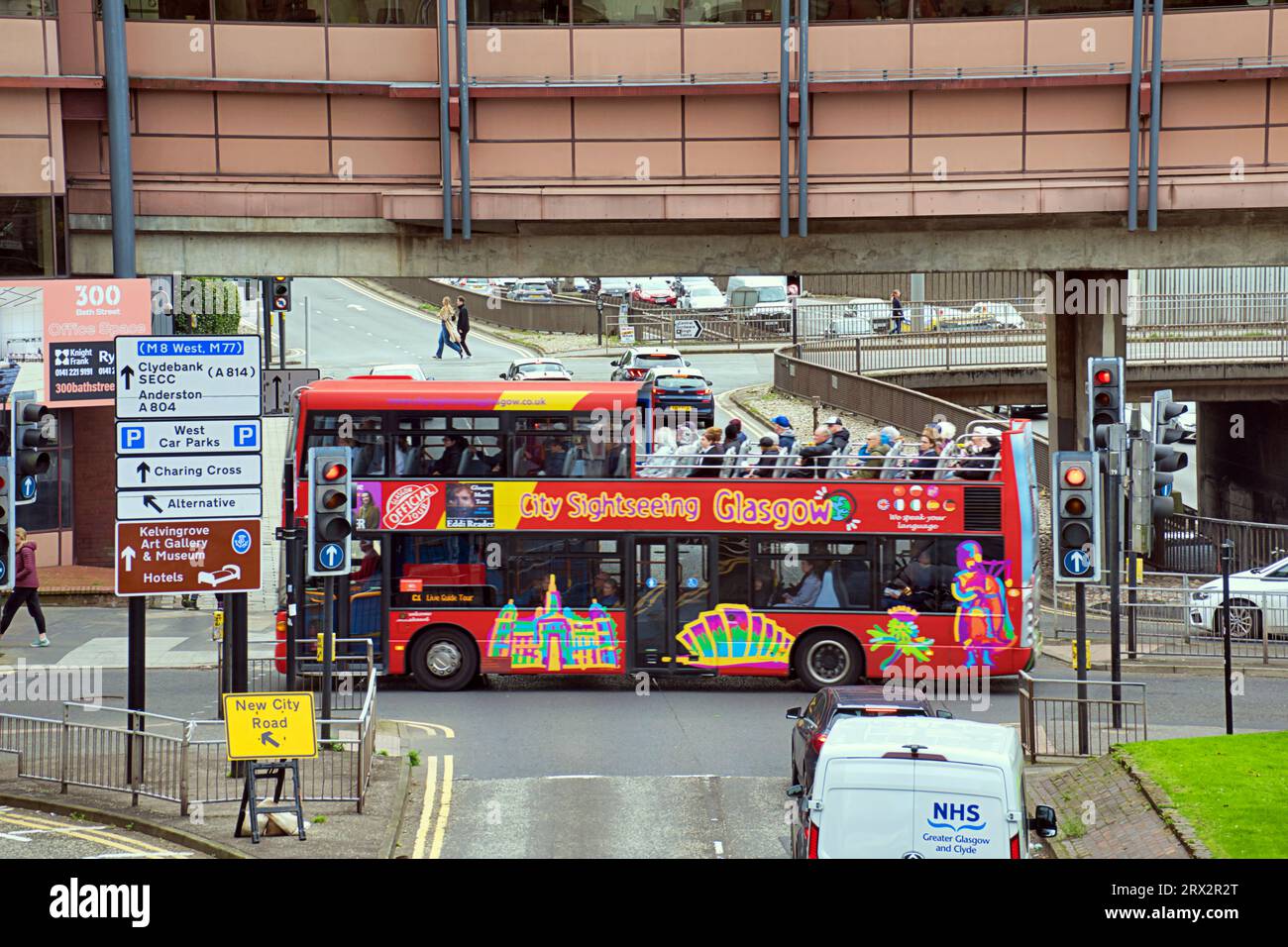 Glasgow, Scozia, Regno Unito. 22 settembre 2023. Tempo nel Regno Unito: Giornata secca ha visto la gente del posto e i turisti godersi la fine dell'estate nel West End Un autobus turistico attraversa l'affollata traversata con l'autostrada m8 sottostante e prevede di coprirla con un parco o un viale. Credit Gerard Ferry/Alamy Live News Foto Stock