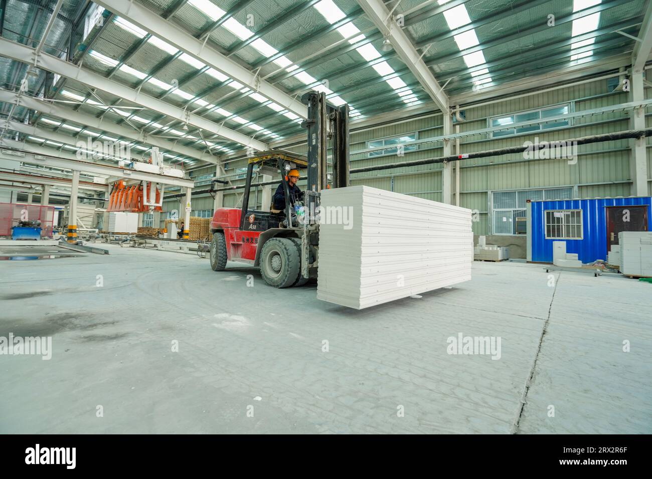 Contea di Luannan, Cina - 13 ottobre 2022: I lavoratori trasportano nuovi materiali edili con carrelli elevatori a forche - pannelli divisori leggeri, contea di Luannan, Hebe Foto Stock