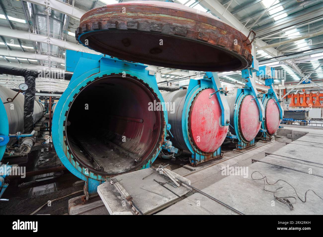 L'autoclave sulla linea di produzione di pannelli divisori leggeri si trova in una nuova fabbrica di materiali da costruzione nel nord della Cina Foto Stock