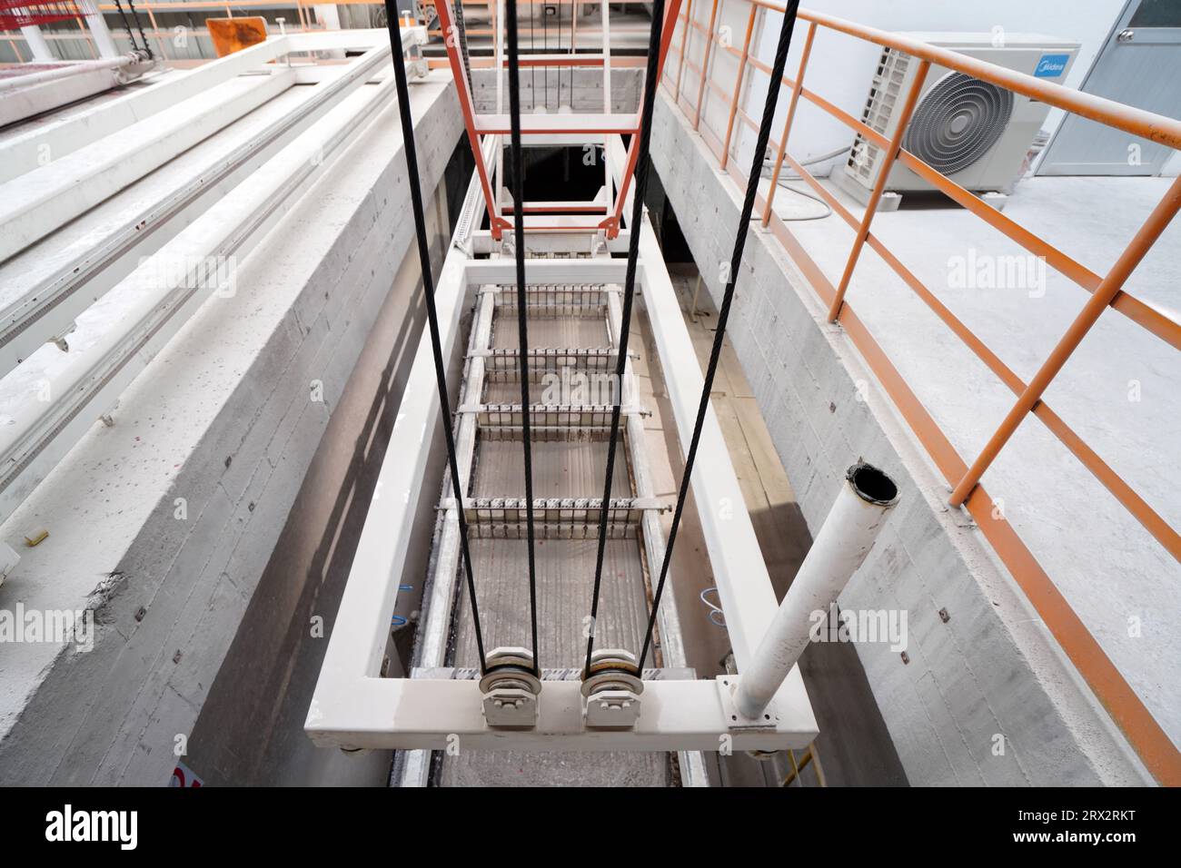 Imbracature sulla linea di produzione di pannelli divisori leggeri per nuovi materiali da costruzione, Cina del Nord Foto Stock