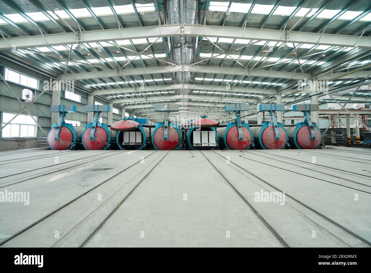 L'autoclave sulla linea di produzione di pannelli divisori leggeri si trova in una nuova fabbrica di materiali da costruzione nel nord della Cina Foto Stock