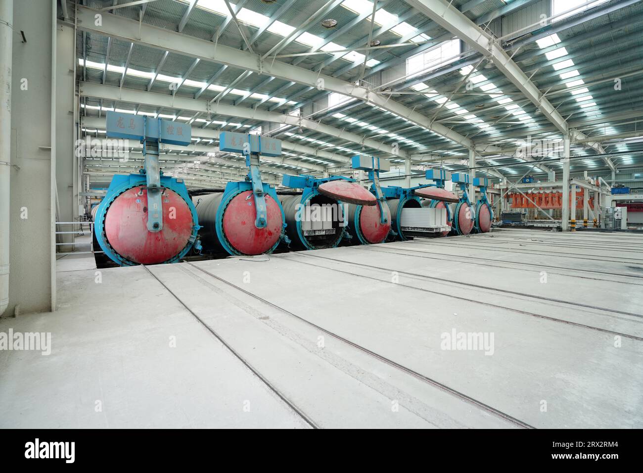 L'autoclave sulla linea di produzione di pannelli divisori leggeri si trova in una nuova fabbrica di materiali da costruzione nel nord della Cina Foto Stock