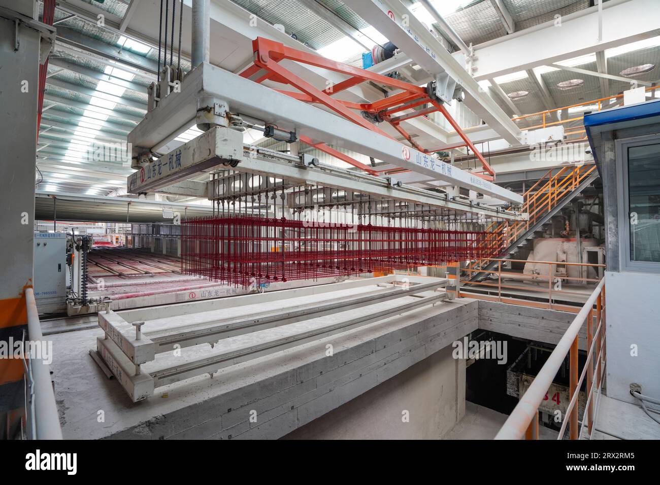 Imbracature sulla linea di produzione di pannelli divisori leggeri per nuovi materiali da costruzione, Cina del Nord Foto Stock