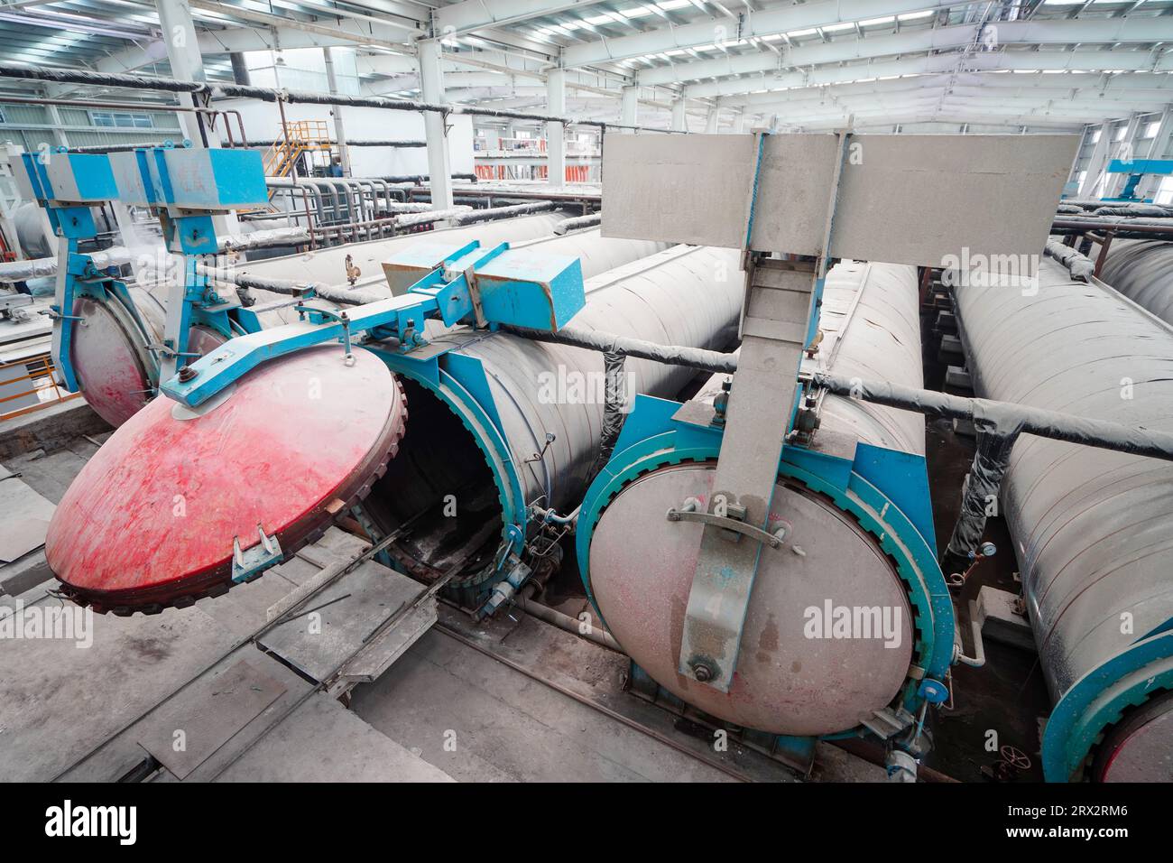 L'autoclave sulla linea di produzione di pannelli divisori leggeri si trova in una nuova fabbrica di materiali da costruzione nel nord della Cina Foto Stock