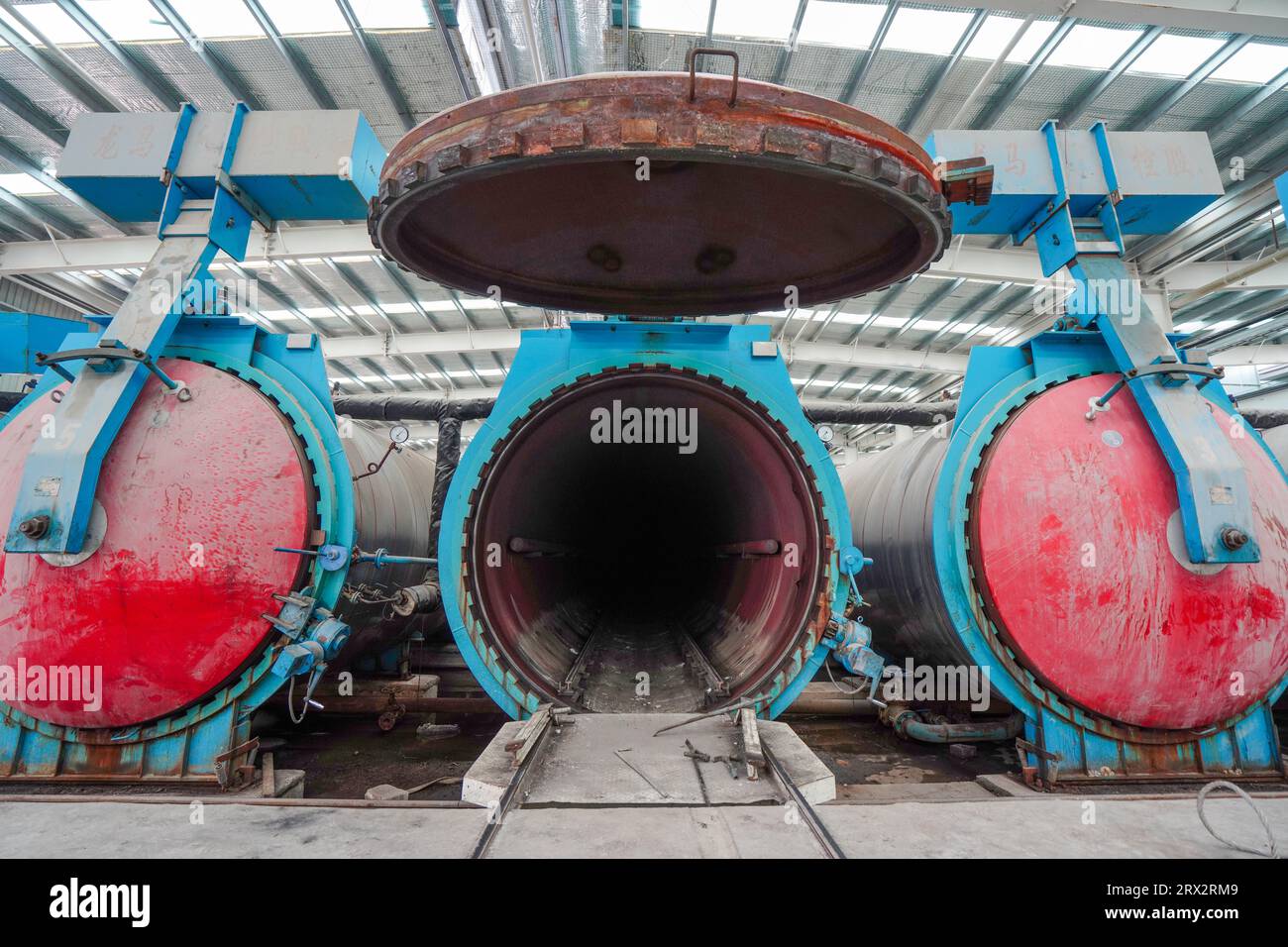 L'autoclave sulla linea di produzione di pannelli divisori leggeri si trova in una nuova fabbrica di materiali da costruzione nel nord della Cina Foto Stock