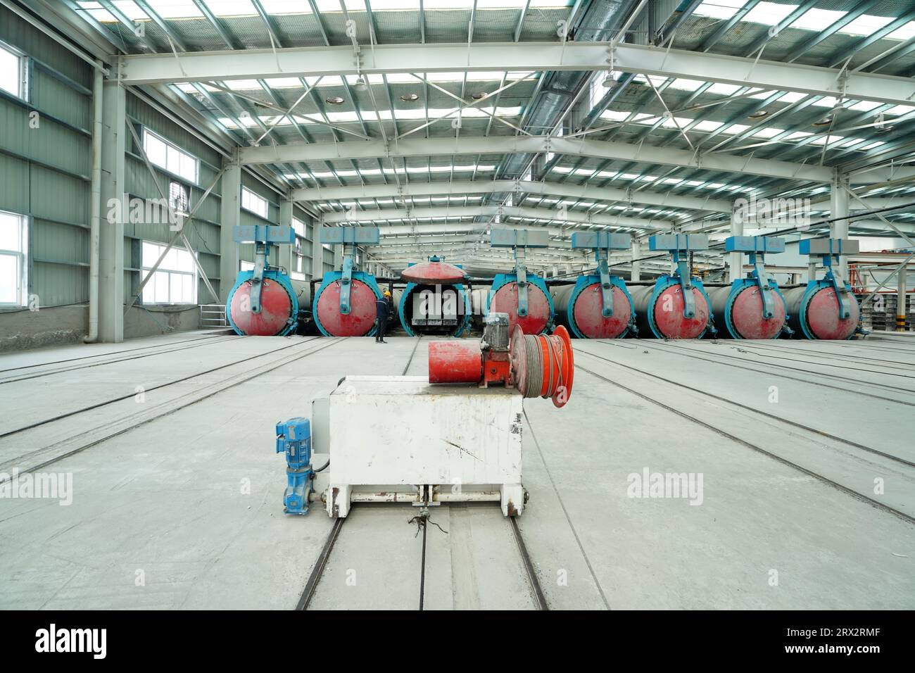 L'attrezzatura di trazione sulla linea di produzione di pannelli divisori leggeri si trova in una fabbrica nel nord della Cina Foto Stock