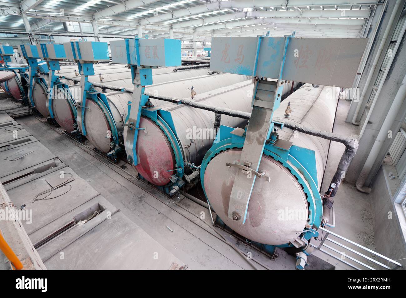 L'autoclave sulla linea di produzione di pannelli divisori leggeri si trova in una nuova fabbrica di materiali da costruzione nel nord della Cina Foto Stock