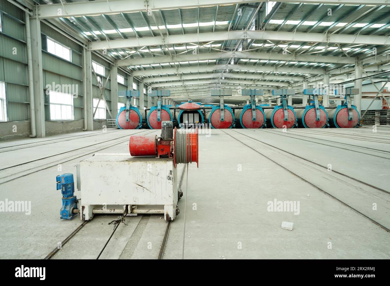 L'attrezzatura di trazione sulla linea di produzione di pannelli divisori leggeri si trova in una fabbrica nel nord della Cina Foto Stock