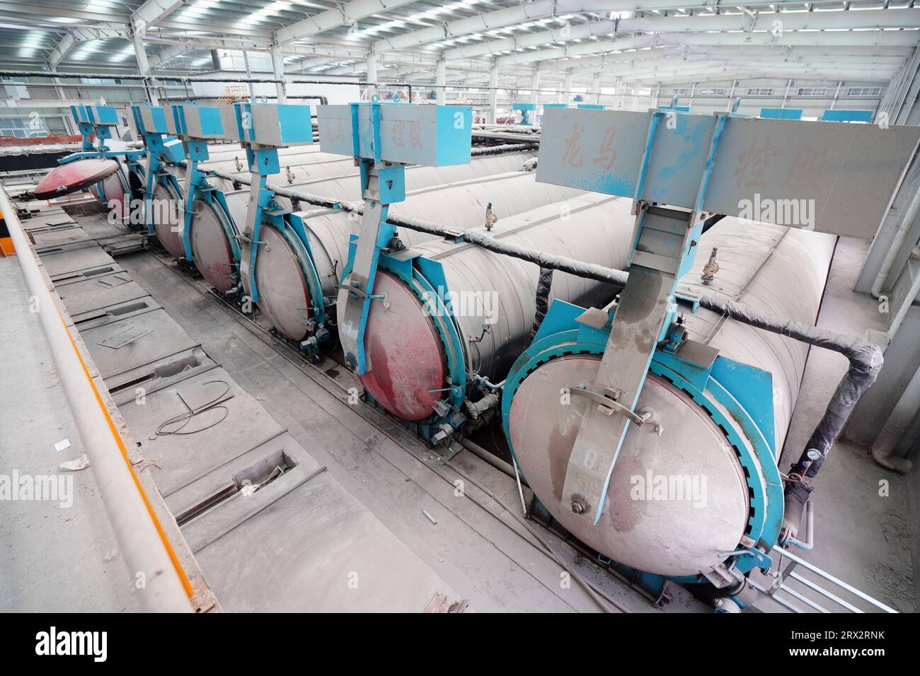 L'autoclave sulla linea di produzione di pannelli divisori leggeri si trova in una nuova fabbrica di materiali da costruzione nel nord della Cina Foto Stock