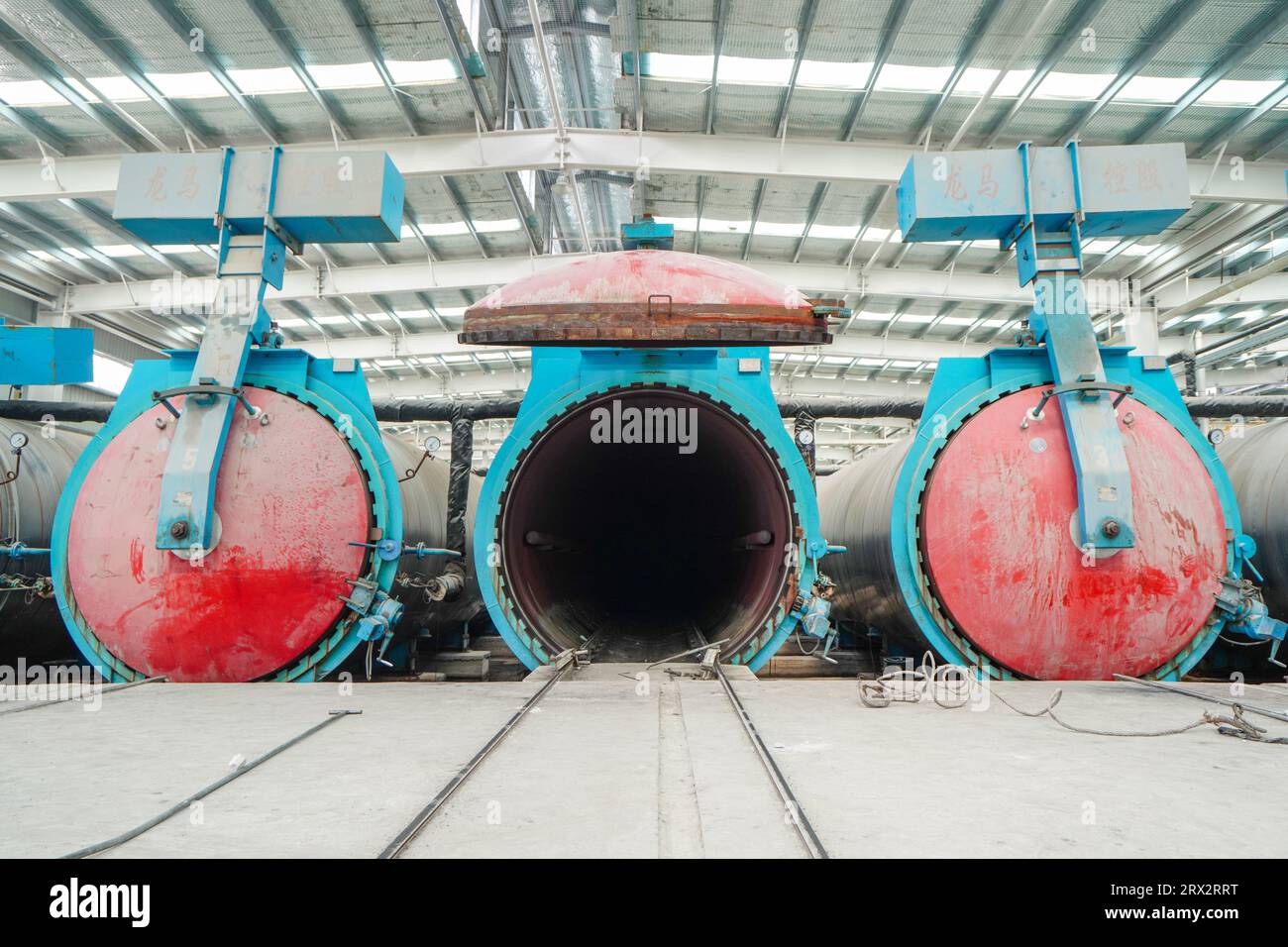 L'autoclave sulla linea di produzione di pannelli divisori leggeri si trova in una nuova fabbrica di materiali da costruzione nel nord della Cina Foto Stock