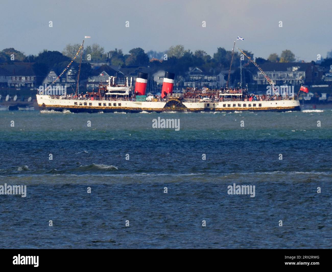 Sheerness, Kent, Regno Unito. 22 settembre 2023. L'ultimo piroscafo a pale al mondo, Waverley, visto durante il primo viaggio sul Tamigi della stagione 2023 - raffigurato da Sheerness, Kent (costa dell'Essex sullo sfondo). Crediti: James Bell/Alamy Live News Foto Stock